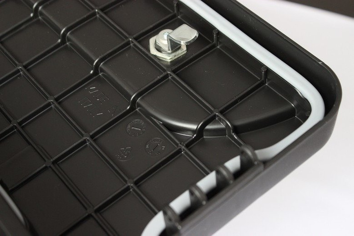 Boîte, coffre à outils DAKEN 82201 BLACKIT 550x250x295mm 23l avec supports de montage