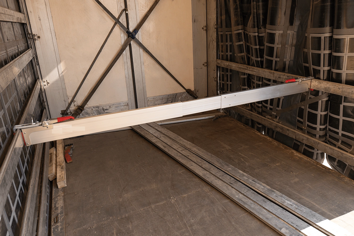 Poutre latérale UNITRAILER pour sécuriser la cargaison 2100-2400 mm